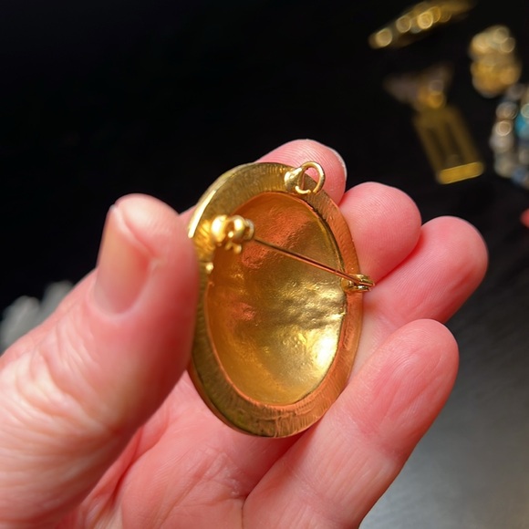 Vintage to modern estate jewelry lot - earrings, bracelets, brooches/pins - Picture 11 of 15